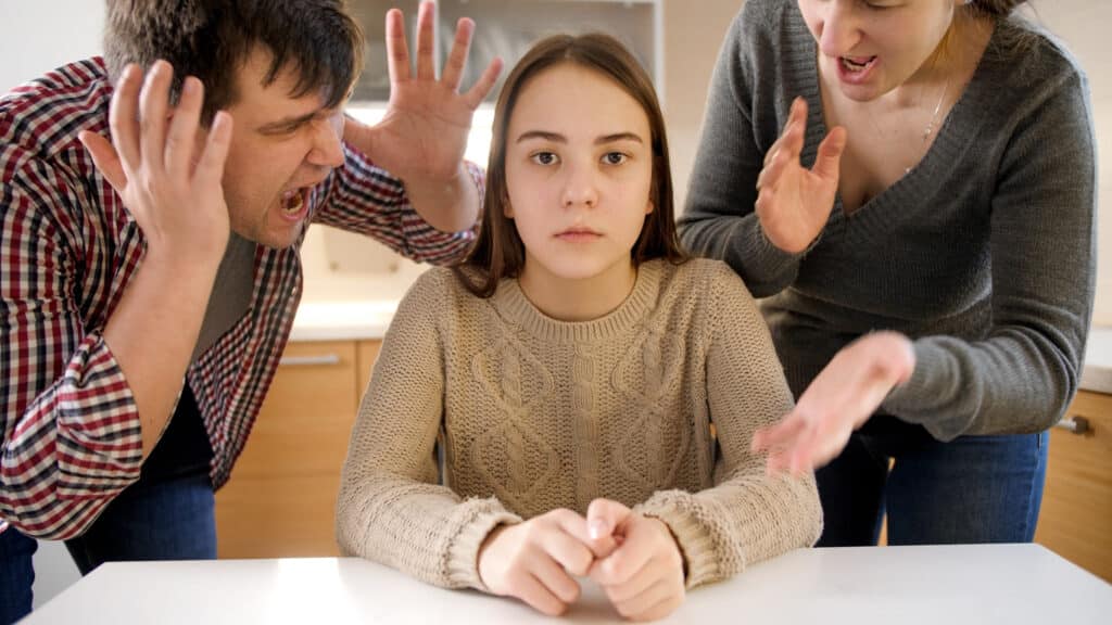 Vater und Mutter schreien mit der Tochter